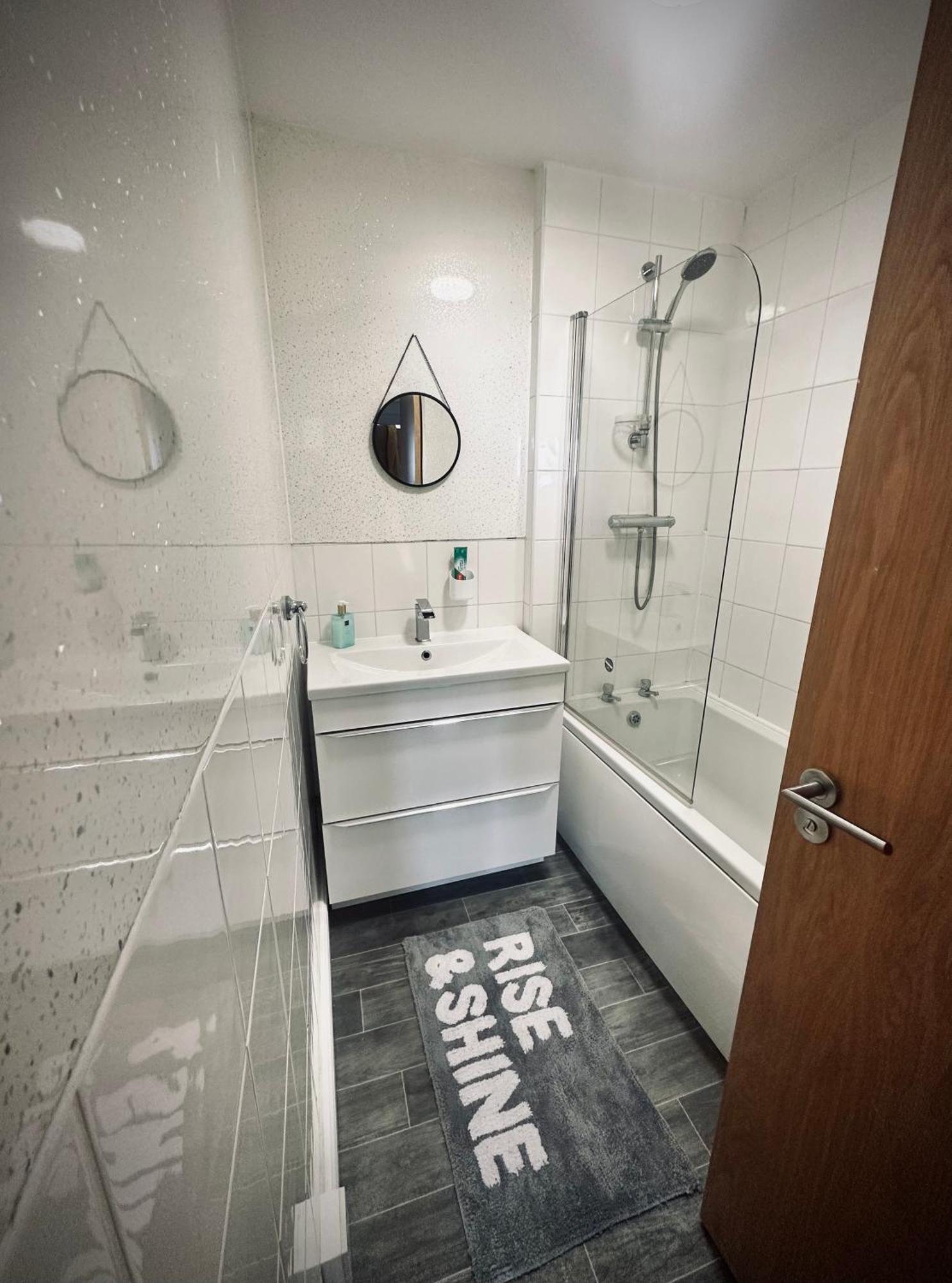 Unique View Of Anfield Stadium - Charming 2 Bedroom Apartment In Liverpool With Parking 외부 사진